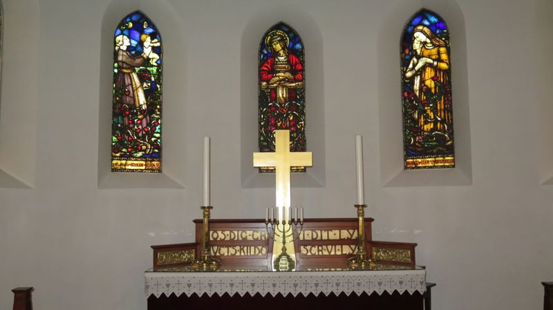 Kirken som nasjonalt galleri for glassmalerier