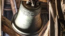 Den 400 år gamle kirkeklokken i Greipstad kirke. Foto: Kjell Ivar Mortensen