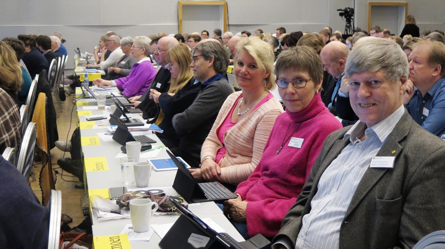 Agder og Telemark-benken under kirkemøtet. Fra høyre: Tore Westermoen, Rønnaug Torvik, Auds Sunde Smemo og biskop Stein Reinertsen. Foto: Dag A. Kvarstein.