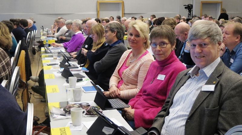 Agder og Telemark-benken under kirkemøtet. Fra høyre: Tore Westermoen, Rønnaug Torvik, Auds Sunde Smemo og biskop Stein Reinertsen. Foto: Dag A. Kvarstein.