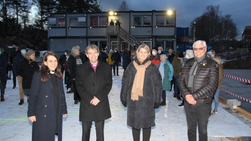Fra venstre Sogneprest Mari Synnesyn Berg, biskope Stein Reinertsen, menighetsrådsleder Marianne Wegge og leder i byggekomite Gudmund Sagen. Foto: Odd-Inge Uleberg