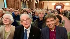 Svein Ellingsen sammen med kona Ingegjerd og biskop Stein Reinertsen under markeringen av hans 90 årsdag i Trefoldighetskirken i Arendal. Foto: Irene Hegge Guttormsen