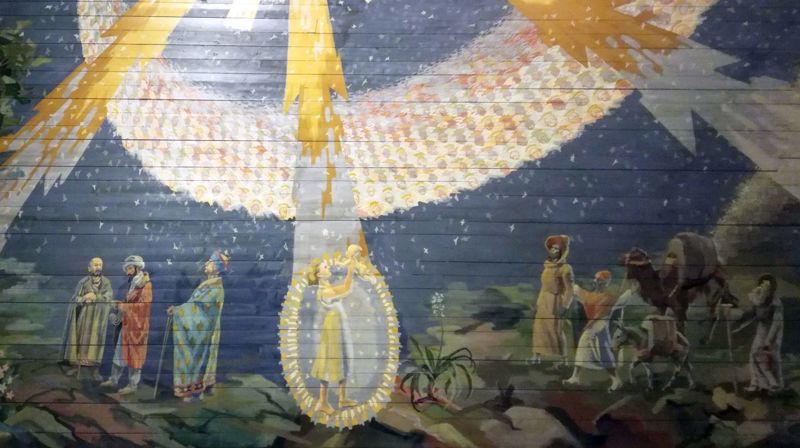 Jomfru Maria med barnet, omkransa av vismennene og av folk på markane.  Fotografiet er eit utsnitt av maleria til Finn Krafft som dekkjer heile taket i Lisleherad kyrkje i Notodden. (Foto: Dag A. Kvarstein)