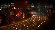 I Wergelandsparken i Kristiansand var det tent 445 fakler, en for hver asylsøker i kommunen. Bak aksjonen stod en rekke humanitære organisasjoner og Den norske kirke med internasjonal prest Odd Bjarne Ellefsen i spissen. (Foto: Erland Grøtberg).