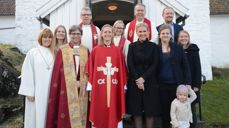 Kristin Heskje (nr. 3 fra venstre, foran) og biskop Stein Reinertsen i sentrum under ordinasjonen i Høvåg kirke søndag 24. april. Foto: Terje Skjerdal.