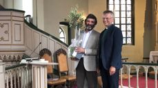 Per Emanuelsen (t.v.) fekk eit oliventre i gåve frå diakonirådgjevar Erling Jakobsen.