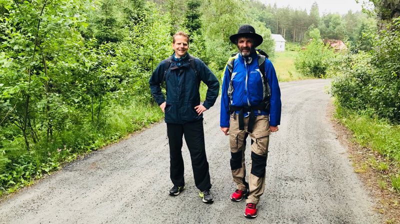 Per Emanuelsen (t.h.) fikk følge på vegen av sokneprest Albert Walla i Søndeled på en del av etappen torsdag. (Foto: Erling Jakobsen).
