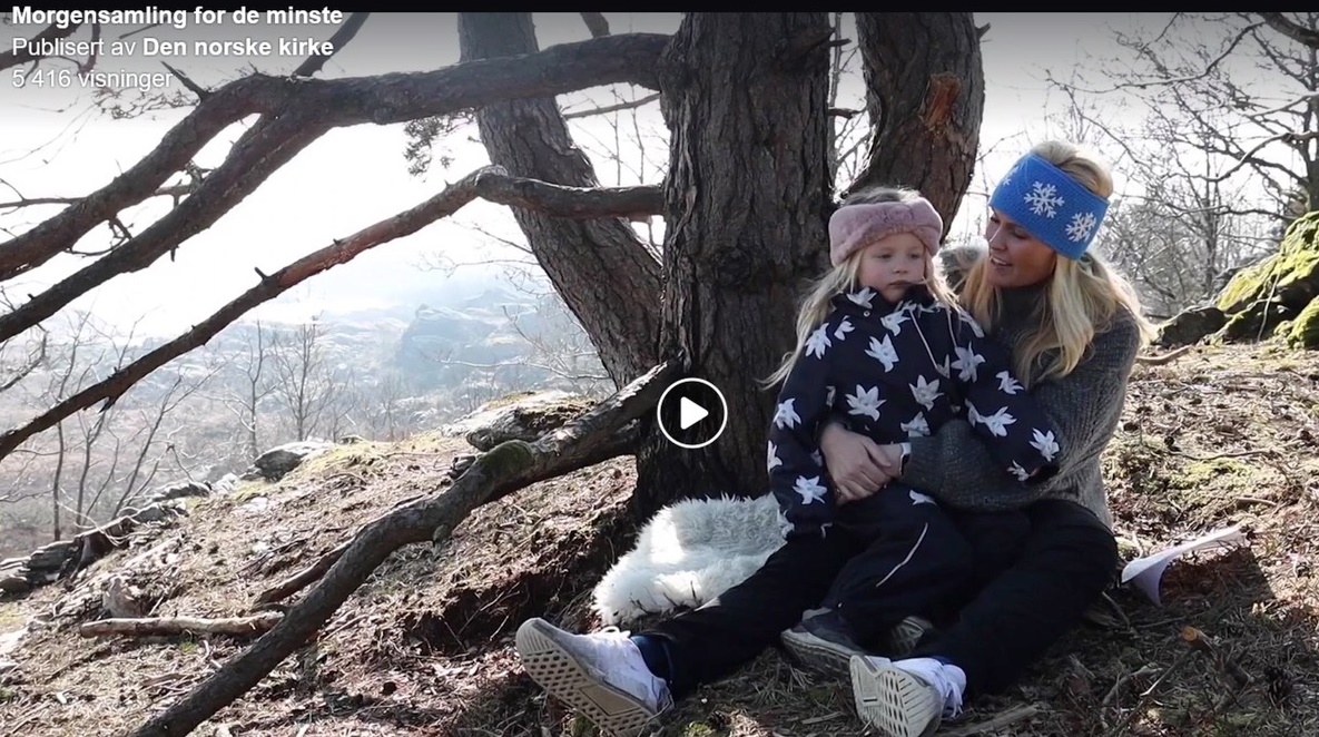 Karen Kilane og datteren Mathilda lager samlingsstund for barn.