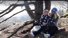 Karen Kilane og datteren Mathilda lager samlingsstund for barn.