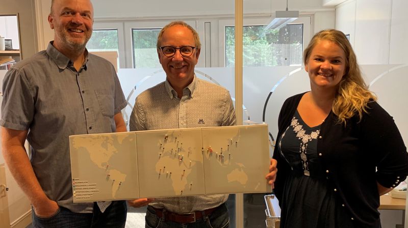 Aksjonsleder Ivar Sandnes (i midten) sammen med Roy Mersland og diakon Lene Nilsen Berge, begge fra Søgne menighet. Menigheten samlet i fjor inn 325 000 kroner til sitt misjonsprosjekt gjennom aksjonen Sammen som kirke i hele verden. Foto: Dag A. Kvarstein.