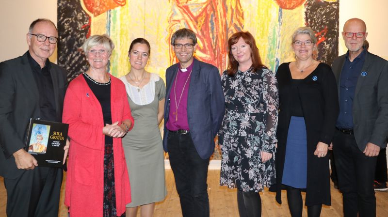 Stiftsdirektør Tormod Stene Hansen (t.v.), kurator Ingvild Pharo, daglig leder ved Telemarksgalleriet Helene Brekke, Biskop Stein Reinertsen, kulturrådgiver Tone Klev Furnes, Leder Administrasjon og forvaltning Tove Frøvoll Thoresen  ( Tunsberg) og kulturrådgiver Tore Dvergastein ( Tunsberg).