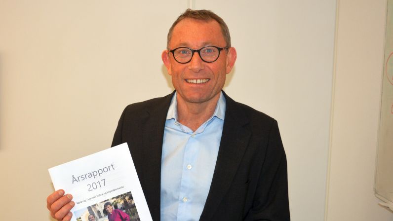 Stiftsdirekt&#248;r Steinar Skomedal med &#229;rsrapporten for 2017. (Foto: Geir Myre).