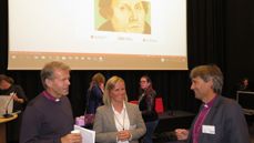 Biskop Per Arne Dahl (t.v.), foredragsholder Kristin Fjelde Tjelle og biskop Stein Reinertsen under konferansen i Tønsberg som var et samarbeid mellom to bispedømmer og Høgskolen i Sørøst-Norge. Foto: Dag A. Kvarstein.