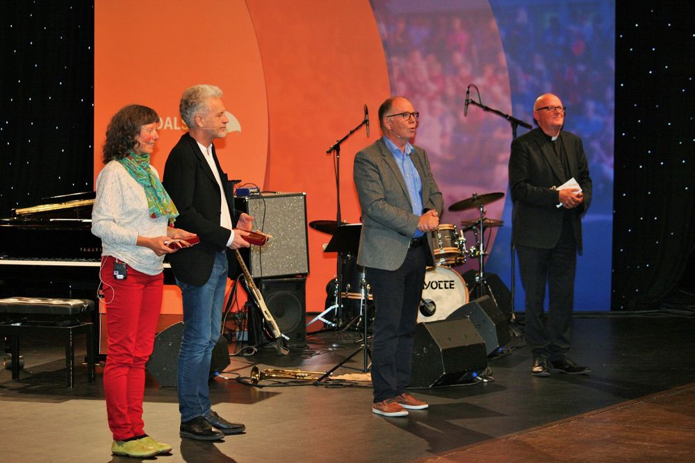 Stiftsdirektør Tormod Stene Hansen (nr. 2 f.h.) takker de medvirkende