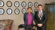 Biskop Stein Reinertsen vart godt motteken av ordførar i Nissedal, Halvor Homme.