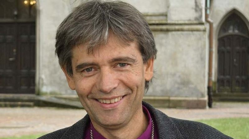 Biskop Stein Reinertsen utenfor Kristiansand domkirke Tveit kirke (Foto: Geir Myre)