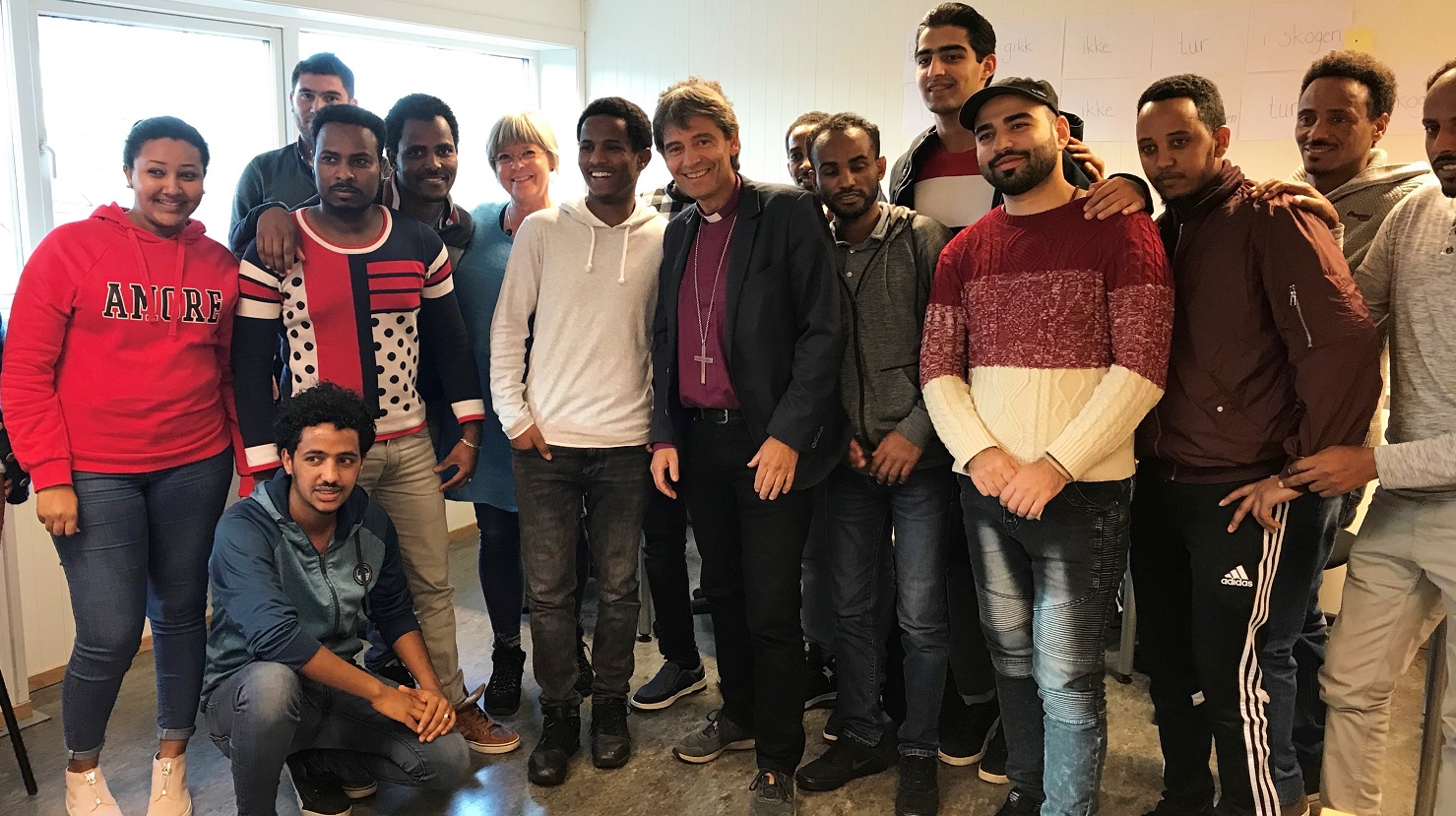 Biskop Stein Reinertsen sammen med utenlandske ungdommer på voksenopplæringen i Risør. Foto: Erling Jakobsen.