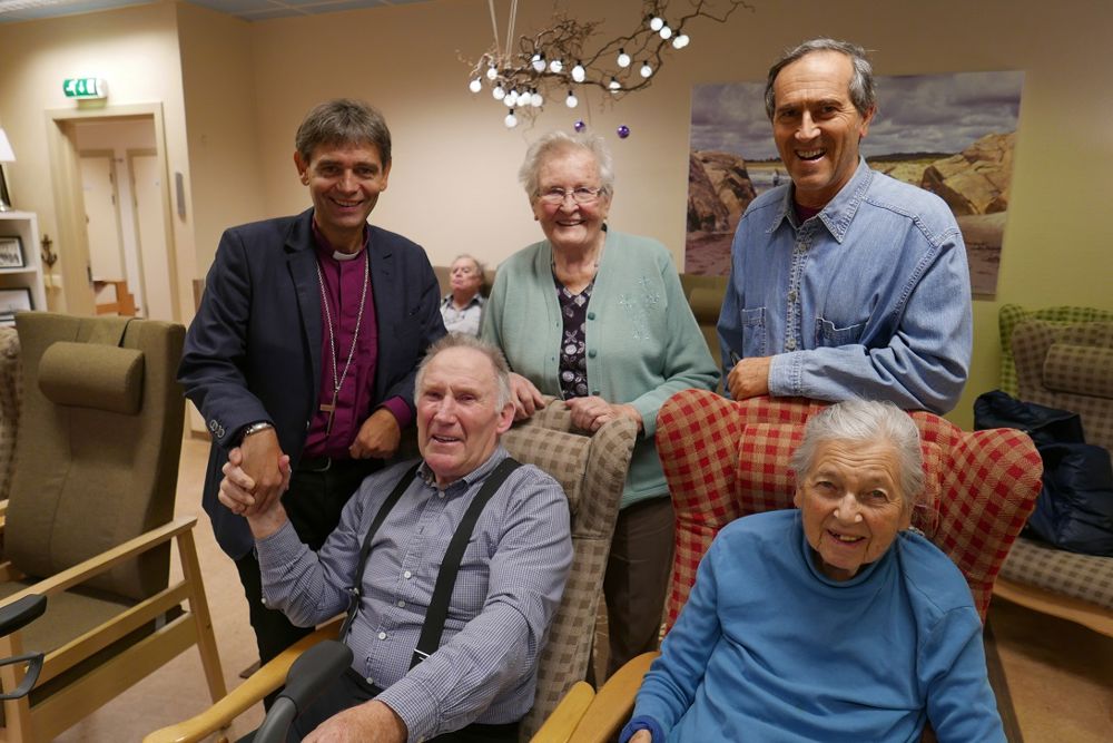 Besøk på Listaheimen. Biskopen sammen sammen med f.v. Olav Løtveit, Julia Husebye, Bryan Breidenthal og Breidenthals mor.