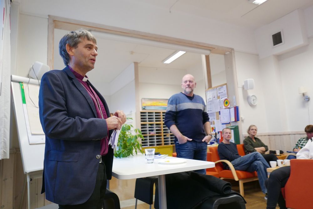 På besøk på vanse barneskole. Rektor Halvor Sletta t.h.