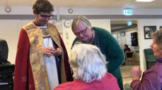 Fra nattverdsgudstjeneste ved Froland sykehjem. Else Marie Tredal er medhjelper.