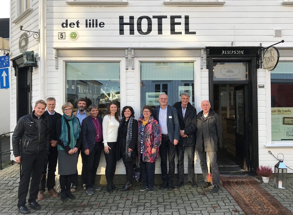 Visitasdeltakere, f. v: Sokneprest Albert Walla, rådgiver Erling Jakobsen, sokneprest Inger Øybekk, diakon Per Emmanuelsen, biskop Stein Reinertsen, varaordfører Elen Lauvhjell Lindstøl, Nils Martin Andersen, Øystein Lien og kirkeverge Ingvar Lillehammer.