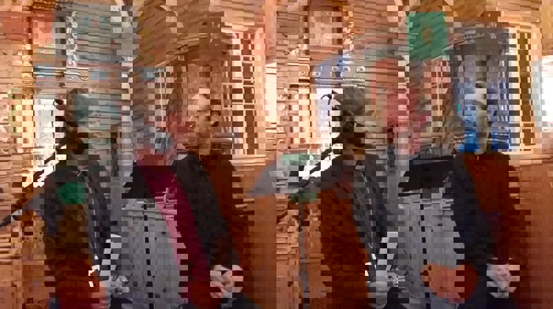 Biskop Stein Reinertsen i samtale med forfatter Gaute Heivoll i Finsland kirke på kulturkvelden 22. januar.