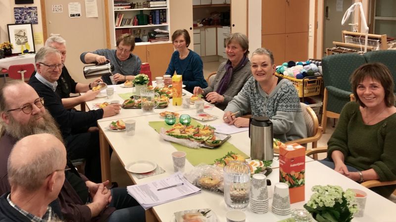 Prostidiakon Anna Heggland (nr 3 fra høyre) får en bedre arbeidssituasjon med en full stilling.