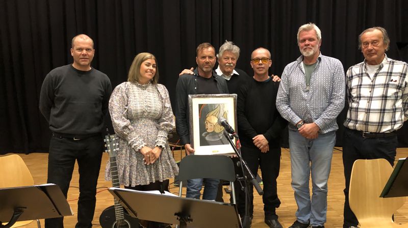 Frå utdelinga av diakoniprisen, frå venstre: Tor Helge Midtbø, Kristin Kleiv, Jan Gunnar Haugen, Oscar J. Garnes (leiar i Diakonatet), Jan Arild Ålandslid og Vidar Magnushommen.