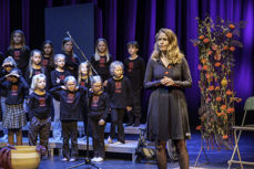 Helga Samset forteller om den triste kongen på forestillingen i Gullbring. Foto: Sogne Østtveit. 