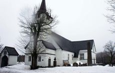 Holt kirke i Tvedestrand får 1 milllion kroner til i standsetting av vinduer, tårn og sørfasade. Foto: Geir Myhre