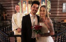 Heidi Skeimo og Halil Sezgin så en lapp på kirkedøra om at Flosta kirke tilbød Valentinsbryllup, og på noen få dager, så var de gift. Foto: Steinar Ostermann