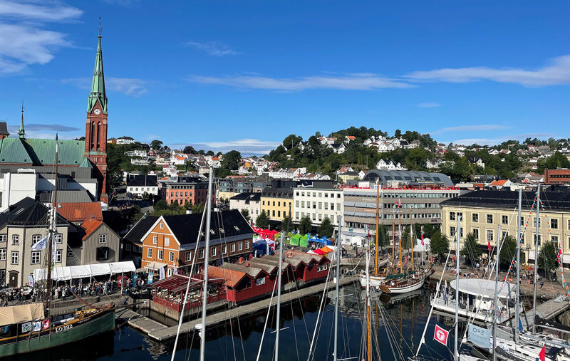 Pollen i Arendal med trefoldighetskirken i bakgrunnen under et tidligere arrangement. Foto: Kirken.no