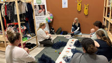 Margrethe Stangenes hadde babysang for tre foreldre og barn-grupper på barseltreff på Sørlandssenteret. Foto: Vanja Grut