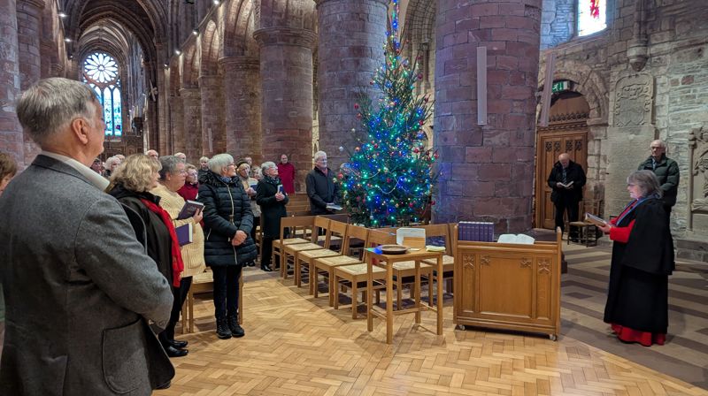 En delegasjon fra Grimstad dro i starten av desember i år med juletre fra Grimstad, og overvar julegrantenningen i  St. Magnuskategralen.