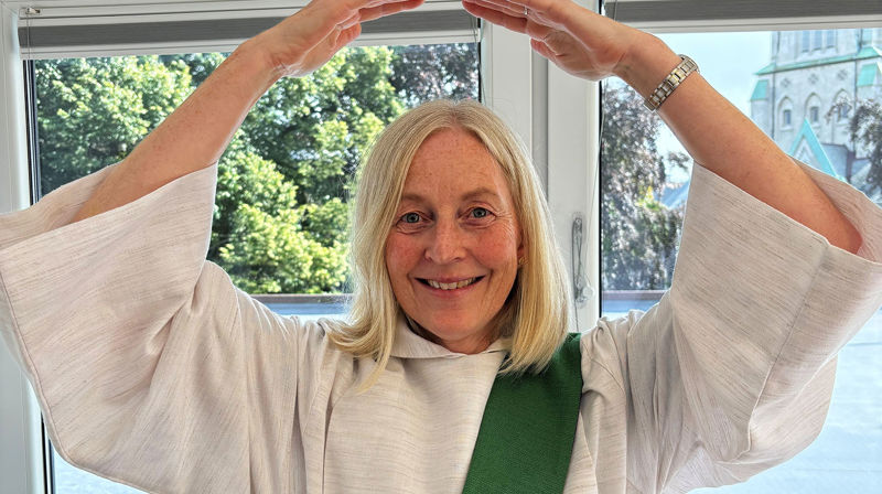 Diakonirådgiver Rannveig Lyngroth skal delta i HEL-gudstjensten med tegn til tale. Her viser hun tegnet for "himmel".