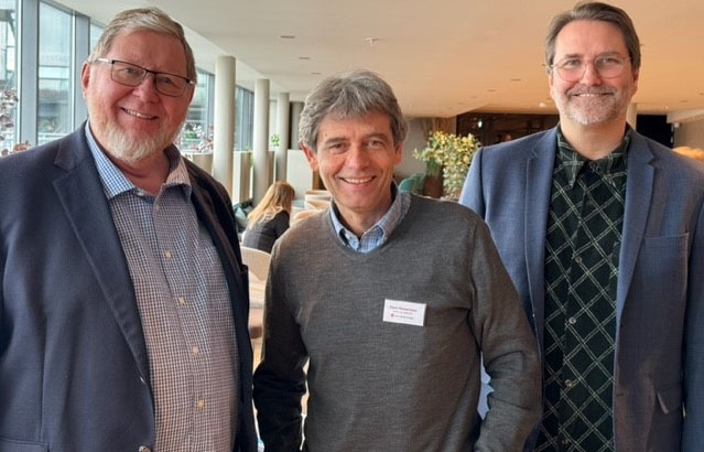 Tore Gullaksen, biskop Stein og Sindre R&#248;yland p&#229; boklanseringen under kirkem&#248;tet. 