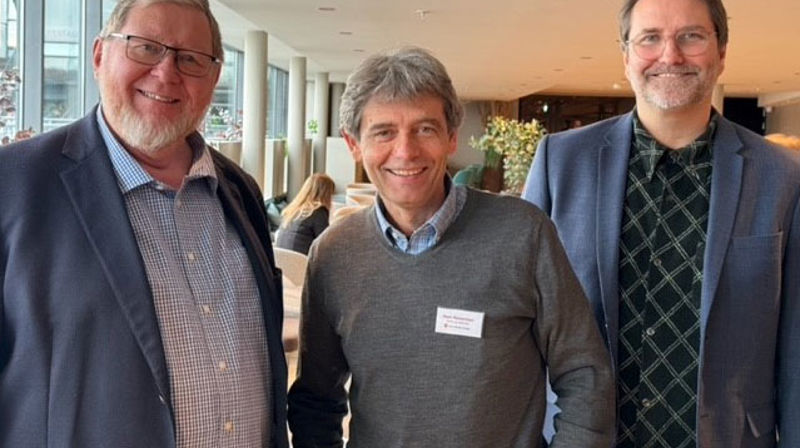 Tore Gullaksen, biskop Stein og Sindre Røyland på boklanseringen under kirkemøtet.