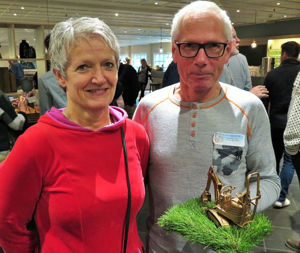 Kirkeverge Astrid Tomasgård, Bamble sammen med kirkegårdsarbeider Odd Morten Lund som vant presisjonskonkurransen.