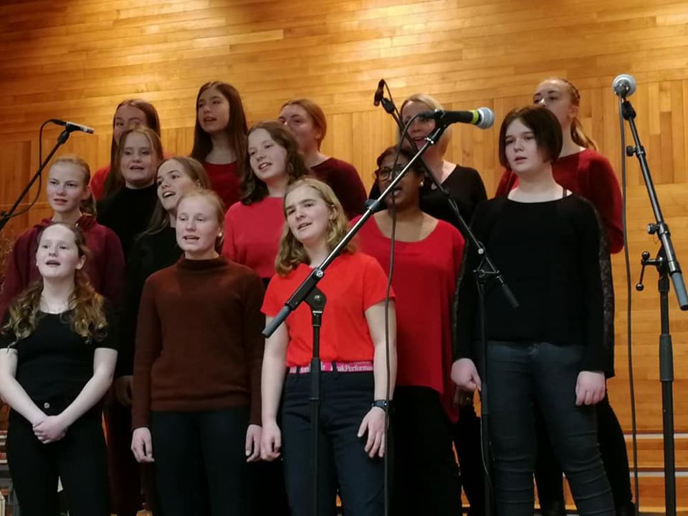 Ungdomskoret Crescendo på menighetsfesten.