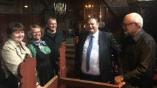 Samtale om framtida for pilegrimsmålet Røldal: f.v. bispedømerådsleiar Inger Helene Nordeide, pilegrimskoordinator Margit Gjørv, soknerådsleiar Geir Kåre Nybø, ordførar i Odda Roald Aga Haug og Eirik Moe, rådgjevar/medlem av Stavanger bispedøme sitt pilegrimsutval Fotograf: Ragna Sofie Grung Moe