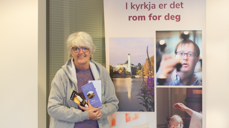 Diakon Astrid Fylling deler ut lys på Sartor Storsenter dagen før allehelgensdag. Foto: Yngvild Mørner Sørheim