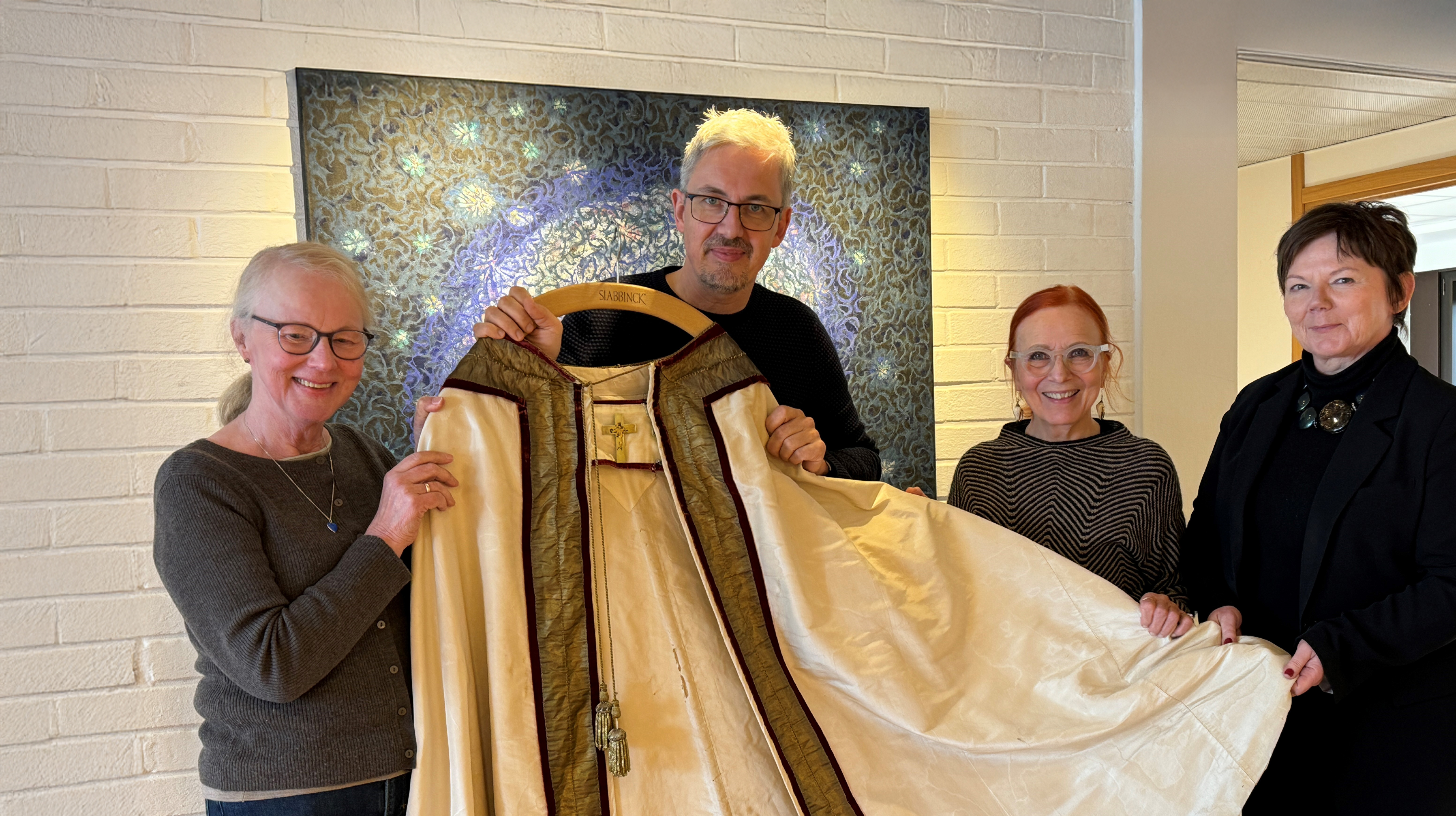 Vurderingskomiteen, Anne Martha Hoff, Justin Kroesen, Aashild Grana og biskop Ragnhild Jepsen med ei av dei gamle bispekåpene.