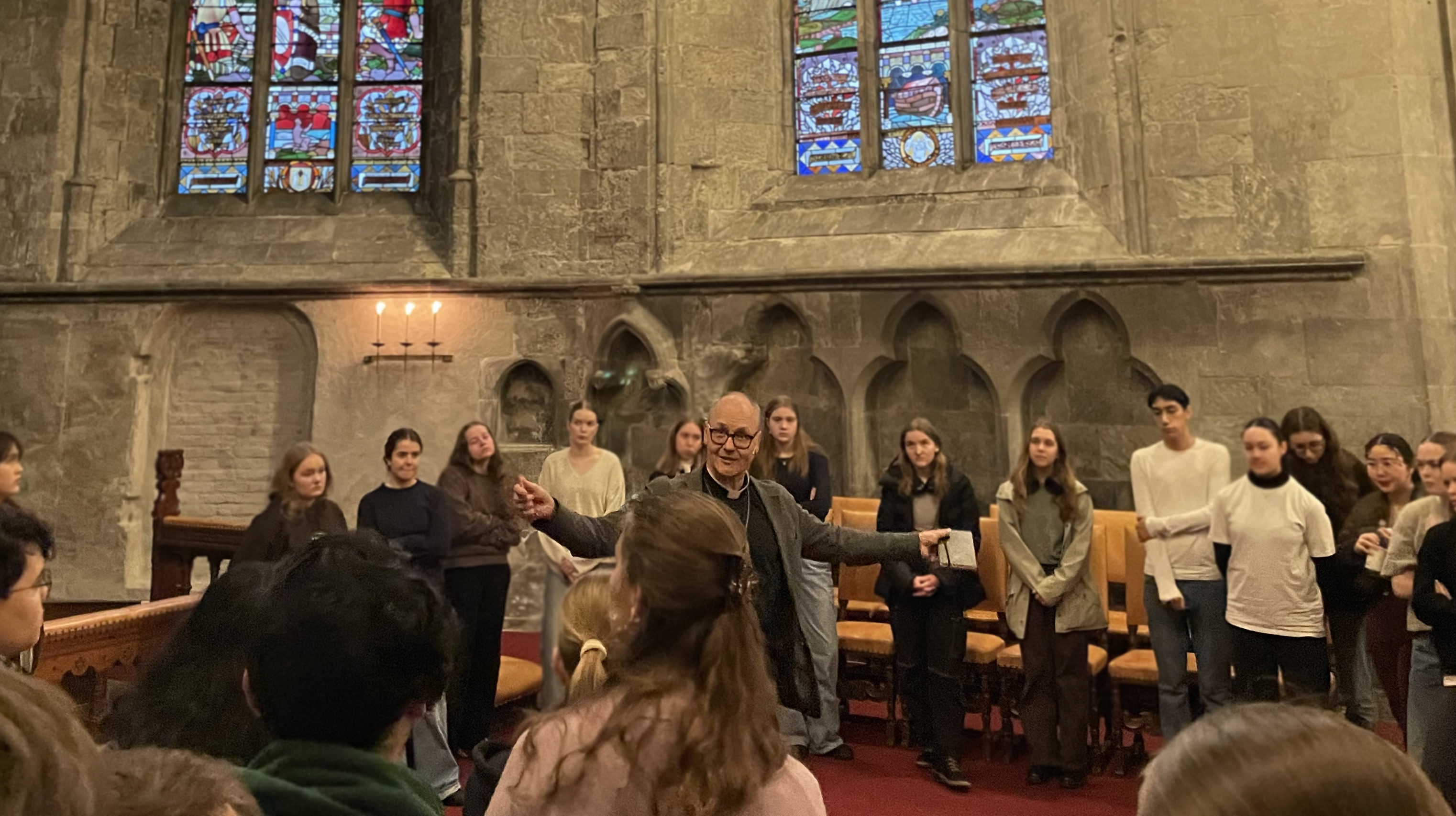 Gudmund Waaler fortel ungdom frå Bergen Katedralskole om Magnus Lagabøte og Bergen domkirke. Foto: Malene Mortensen