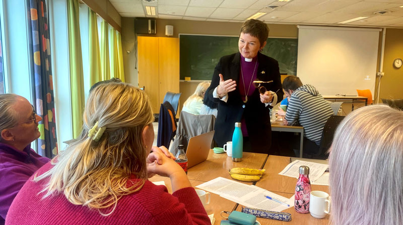 Biskop Ragnhild i samtale med Maren Tischendorf og andre kursdeltakarar frå Noreg og Storbritannia.