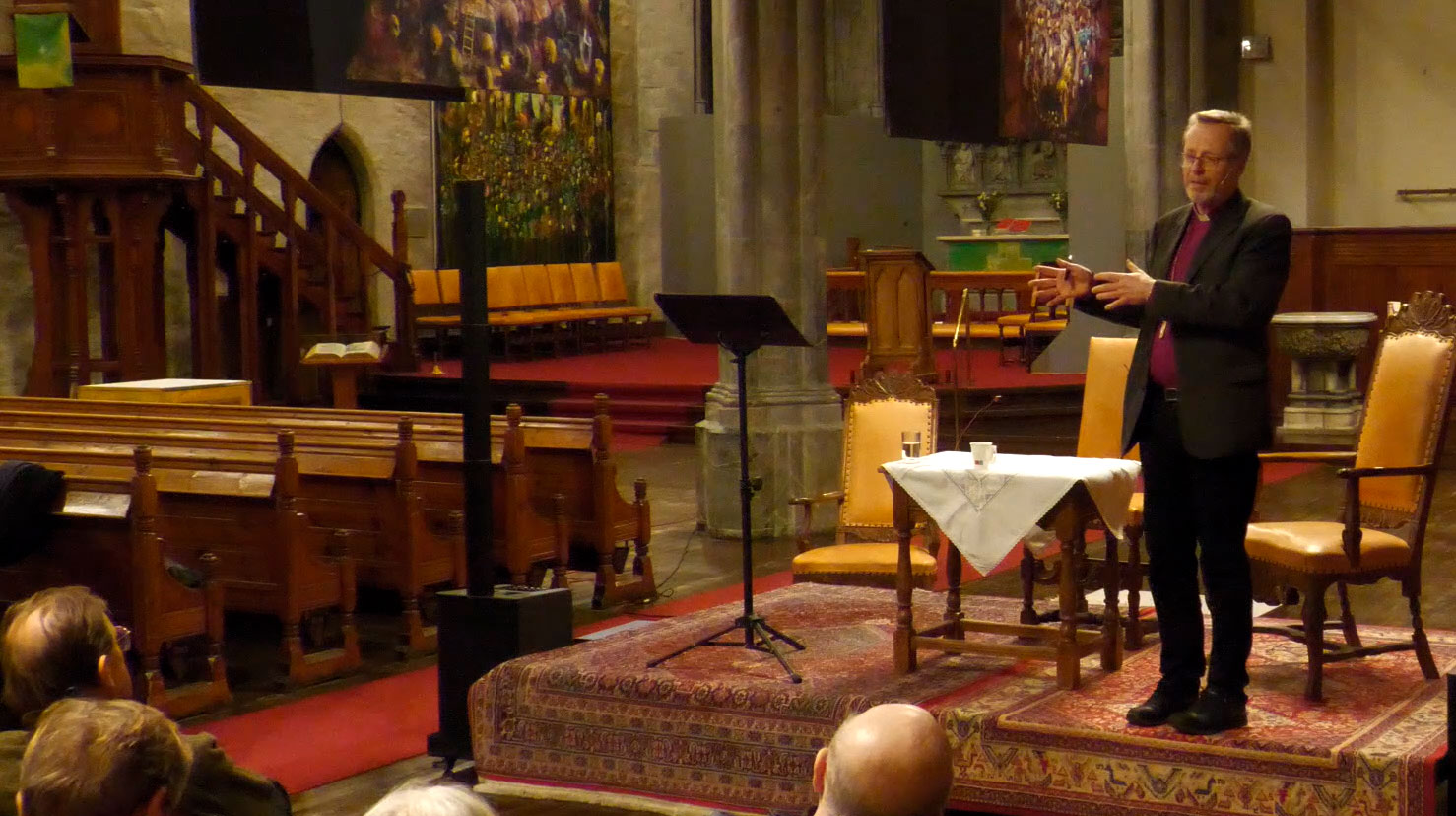 Biskopen heldt føredrag om korleis lese Bibelen i ei moderne tid. Foto: Thomas Nordvik
