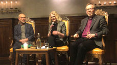 I panelsamtalen snakka biskopen bl.a. om det vondskap, medan filosof Svein Salhus (t.v.) heller ville snakka om dygder og manglar. Samtalen vart leia av Kjersti Gautestad Norheim.