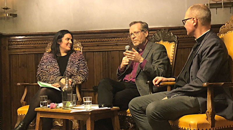 Samtalen mellom ansv. red. i BT Frøy Gudbrandsen, biskop Halvor Nordhaug og domprost Gudmund Waaler følgde opp biskopen sitt føredrag med spørsmål frå både panelet og publikum.