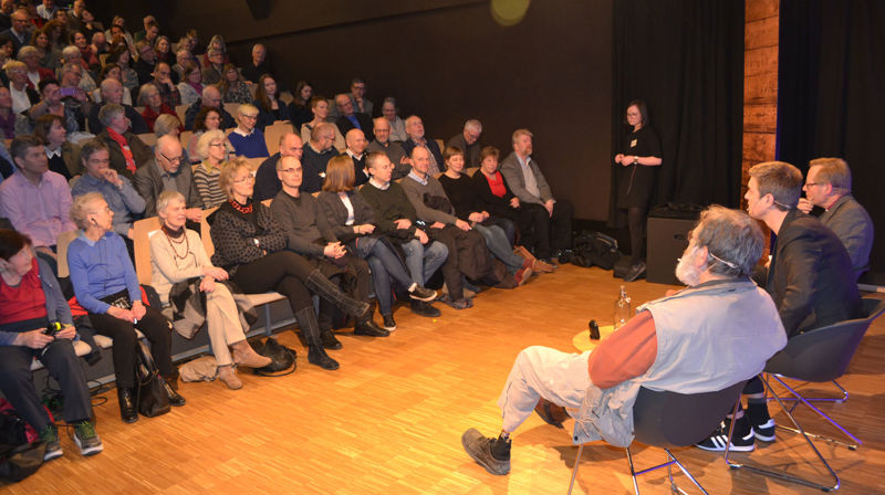 Det var fullt hus då Frank Aarebrot besøkte "På troen løs". No kan du høyra han igjen, viss du er tidleg ute og kjøper billett. Foto: Jens Z. Meyer
