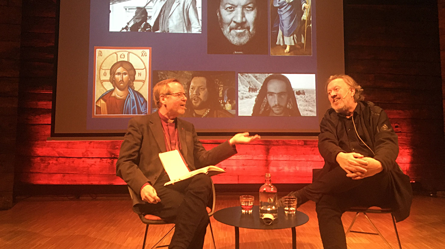 Samtalen mellom artisten og biskopen veksla mellom det lette til det alvorlege. Foto: Ragna Sofie Grung Moe.
