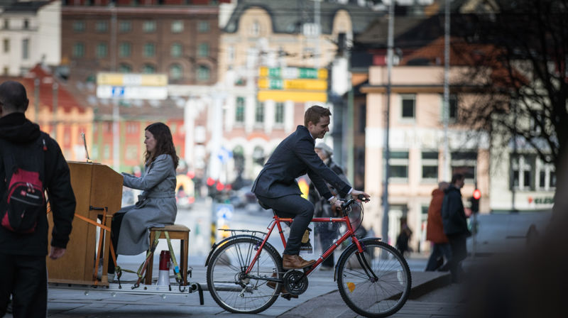 Domkantor Kjetil Almenning og kantor i Etne, Solveig Sørheim trør i gang AllSalmeSangen på Torgalmenningen, eit av dei mange populære innslaga som er omtalt i rapporten. Foto:Magnus Skrede